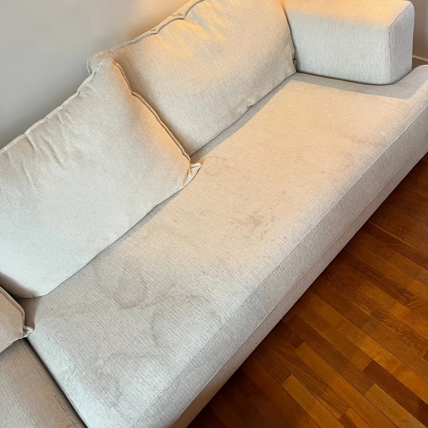 Canapé beige · vue d’ensemble avant nettoyage