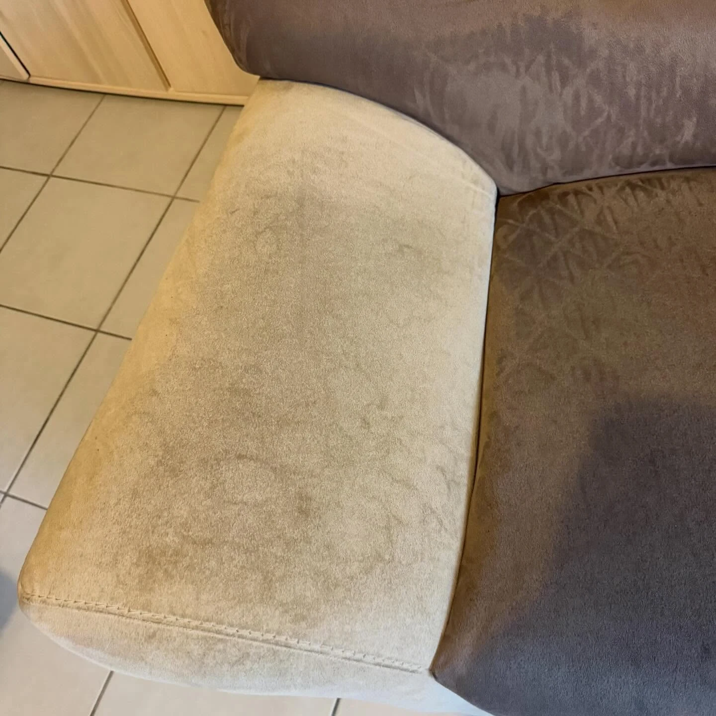 Canapé bicolore · accoudoir gauche avant nettoyage