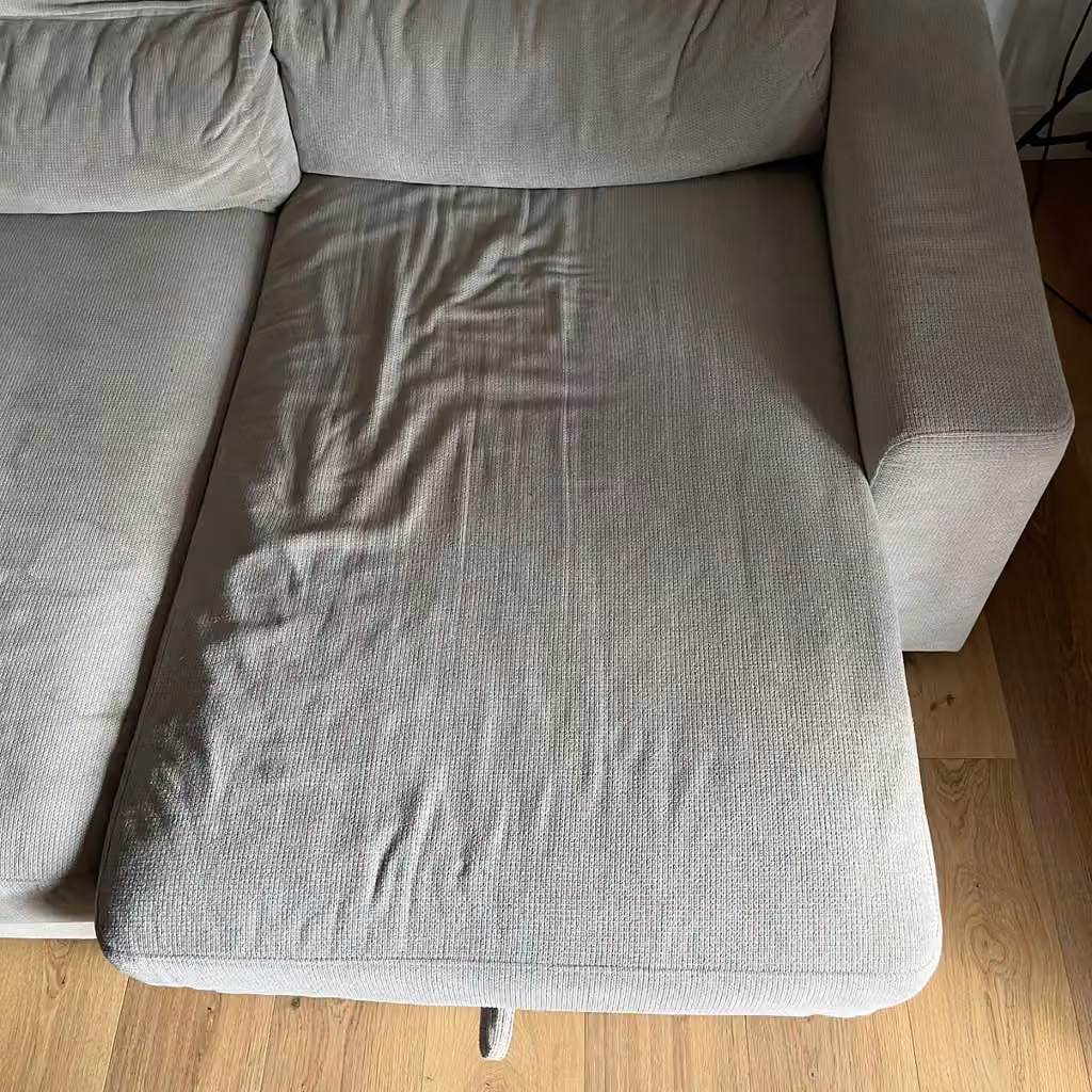 Canapé gris · longue méridienne avant nettoyage