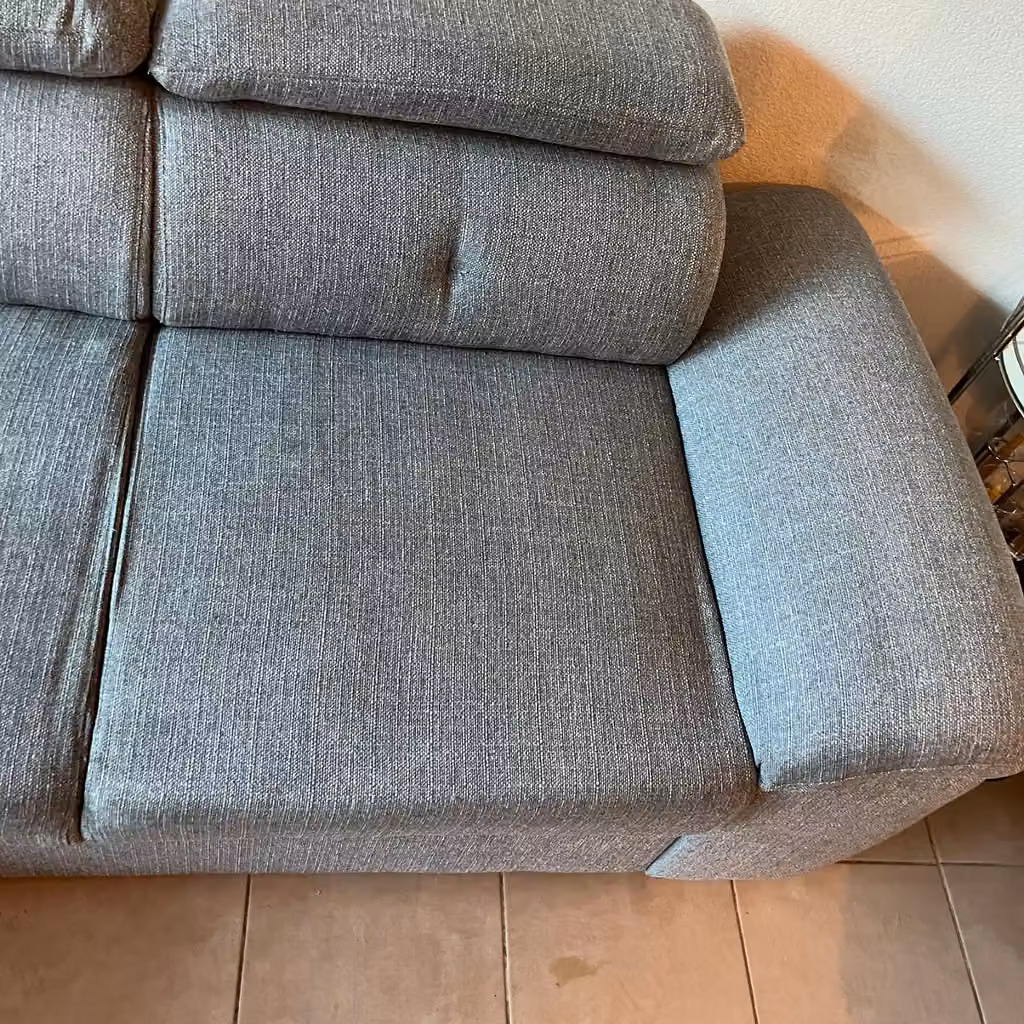 Canapé d’angle · assise près de l’accoudoir après nettoyage