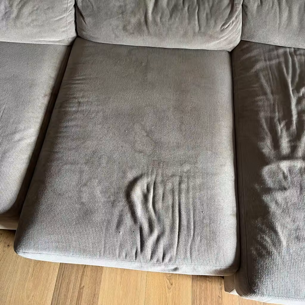 Canapé gris · coussin central avant nettoyage