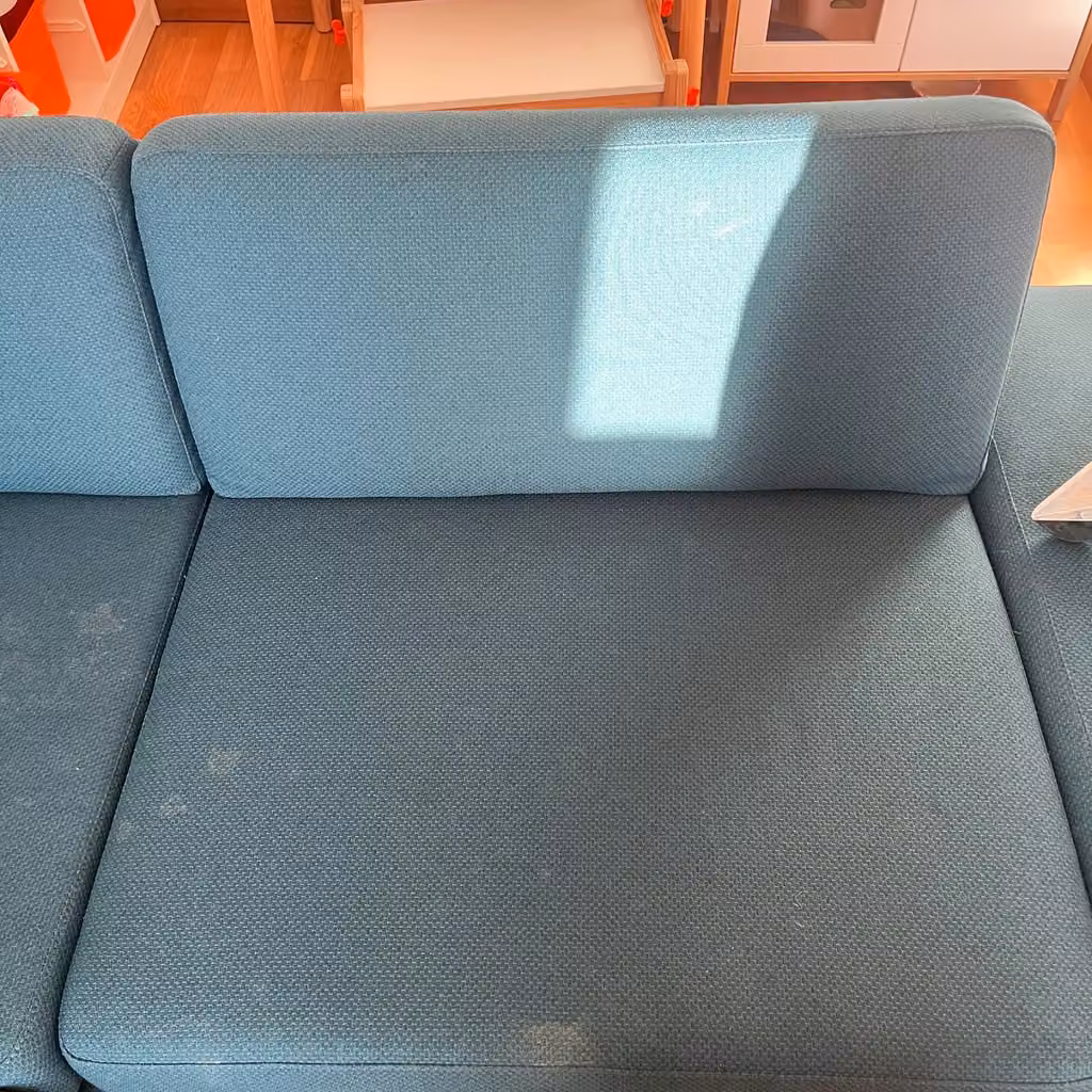 Canapé bleu · taches sur l’assise avant nettoyage