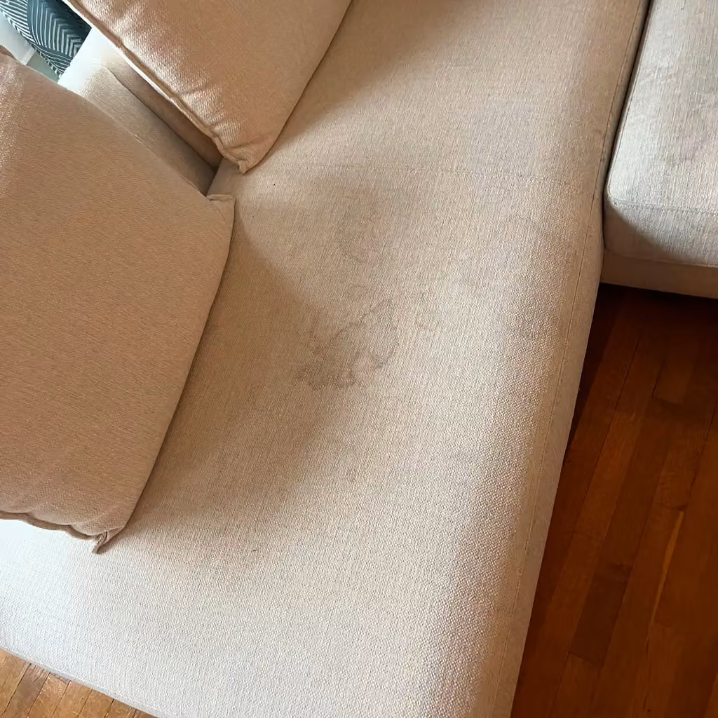 Canapé beige · détail de l’assise avant nettoyage