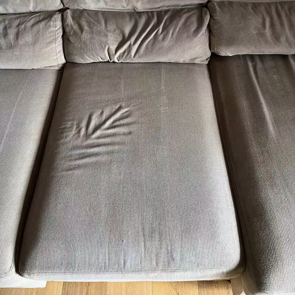 Canapé gris · coussin central après nettoyage