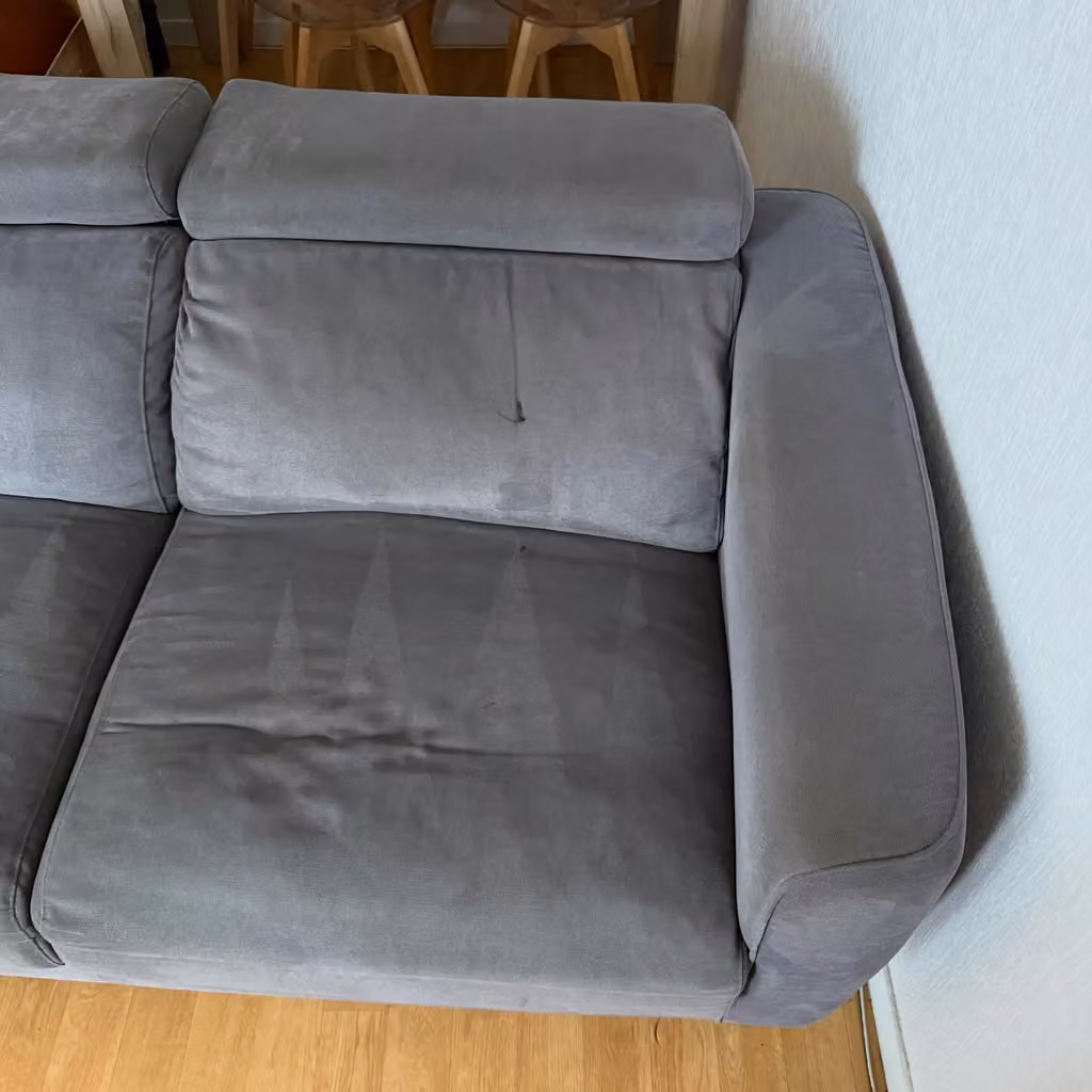 Canapé en velours gris après nettoyage