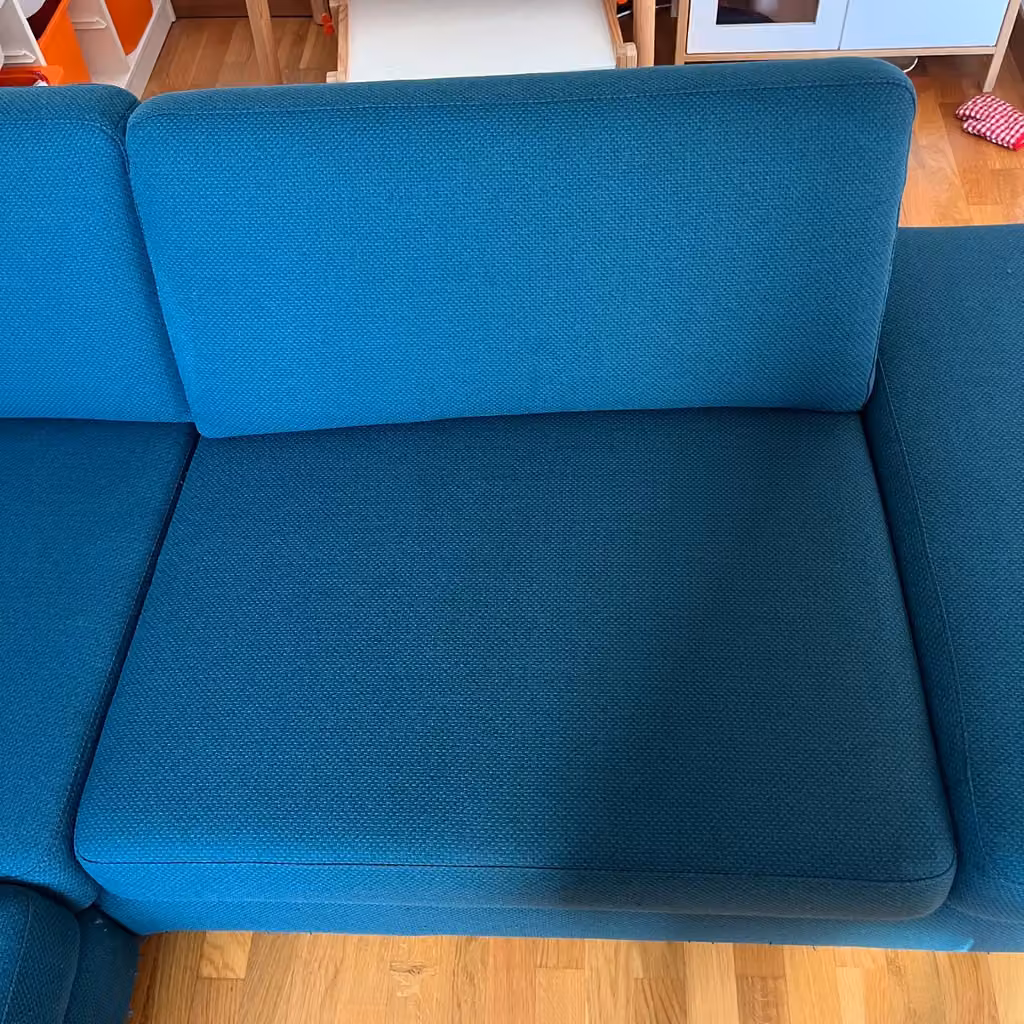 Canapé bleu · taches sur l’assise après nettoyage