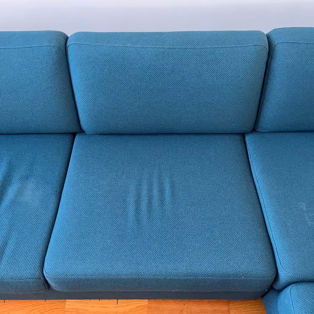 Canapé bleu · assise centrale avant nettoyage