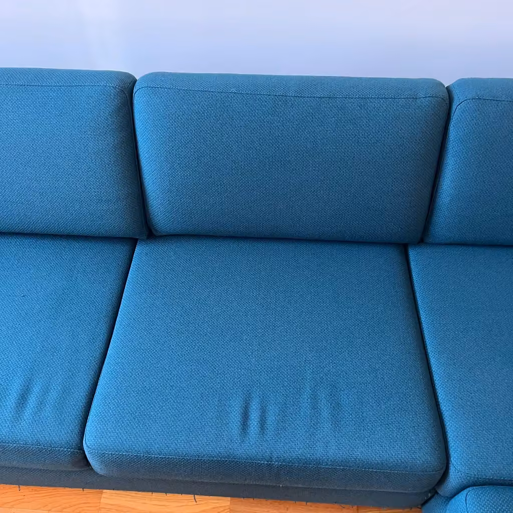 Canapé bleu · assise centrale après nettoyage