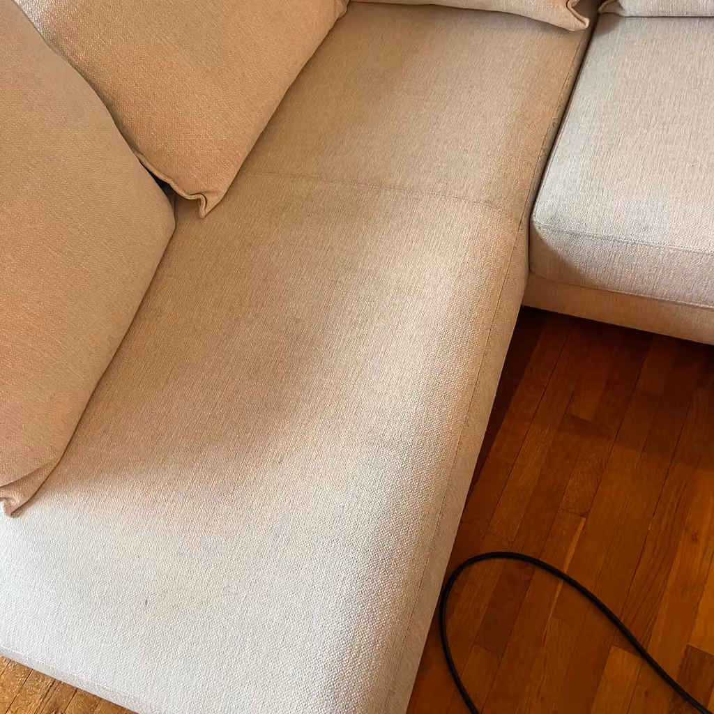 Canapé beige · détail de l’assise après nettoyage