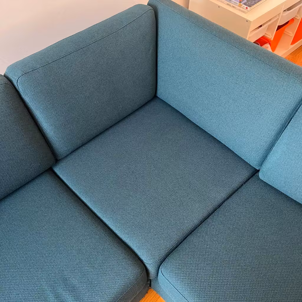 Canapé bleu · angle détaché après nettoyage