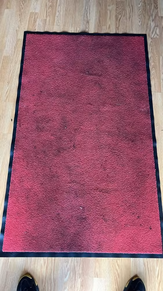 Tapis rouge · surface complète avant nettoyage