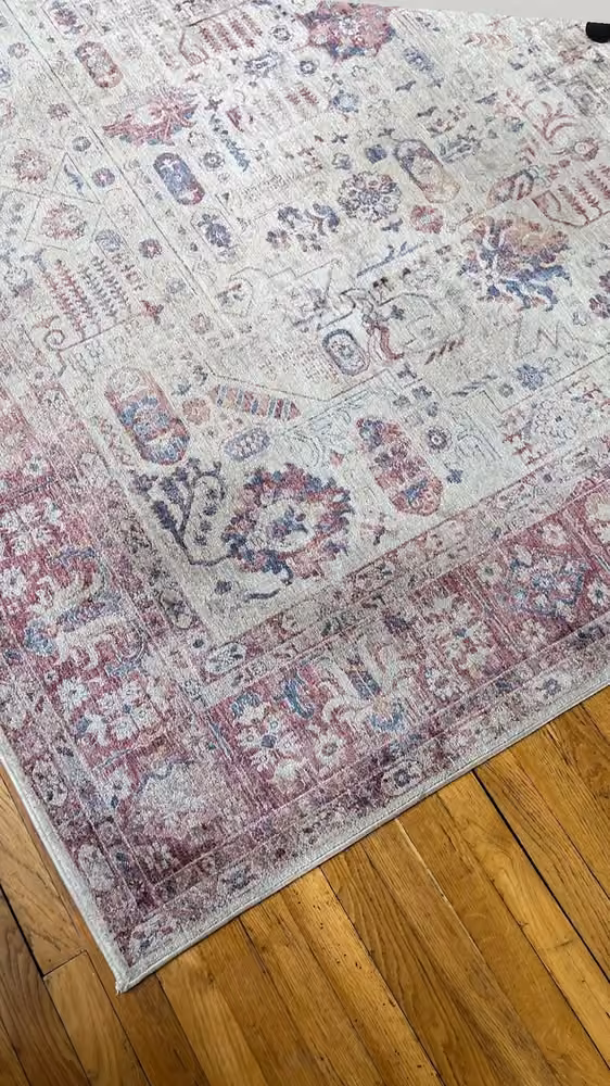 Tapis à motifs roses après nettoyage