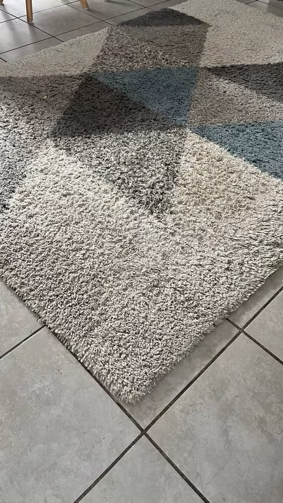 Tapis à motifs géométriques gris après nettoyage