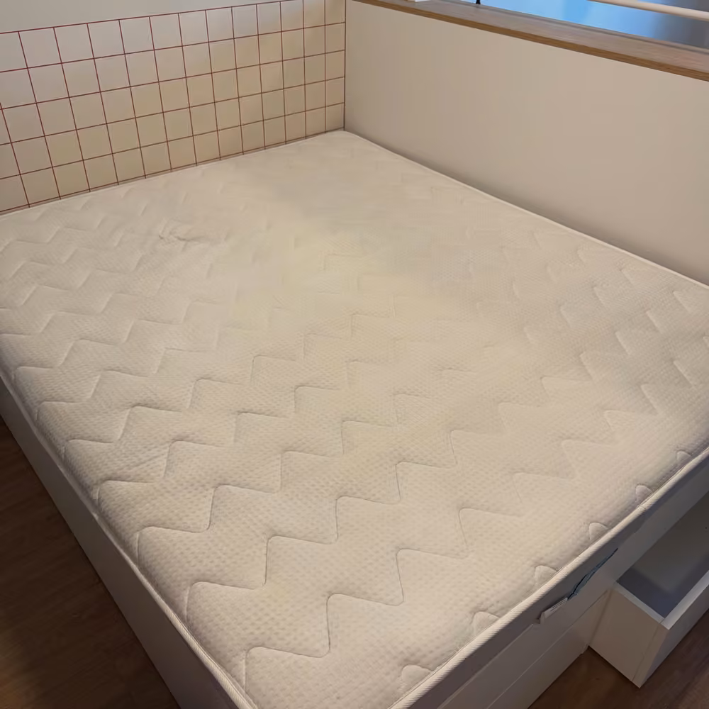 Matelas clair · tache au centre après nettoyage