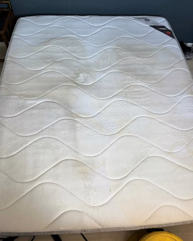 Matelas à reliefs ondulés avant nettoyage