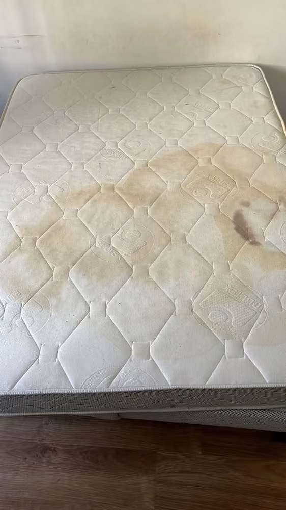 Matelas à losanges · taches localisées avant nettoyage