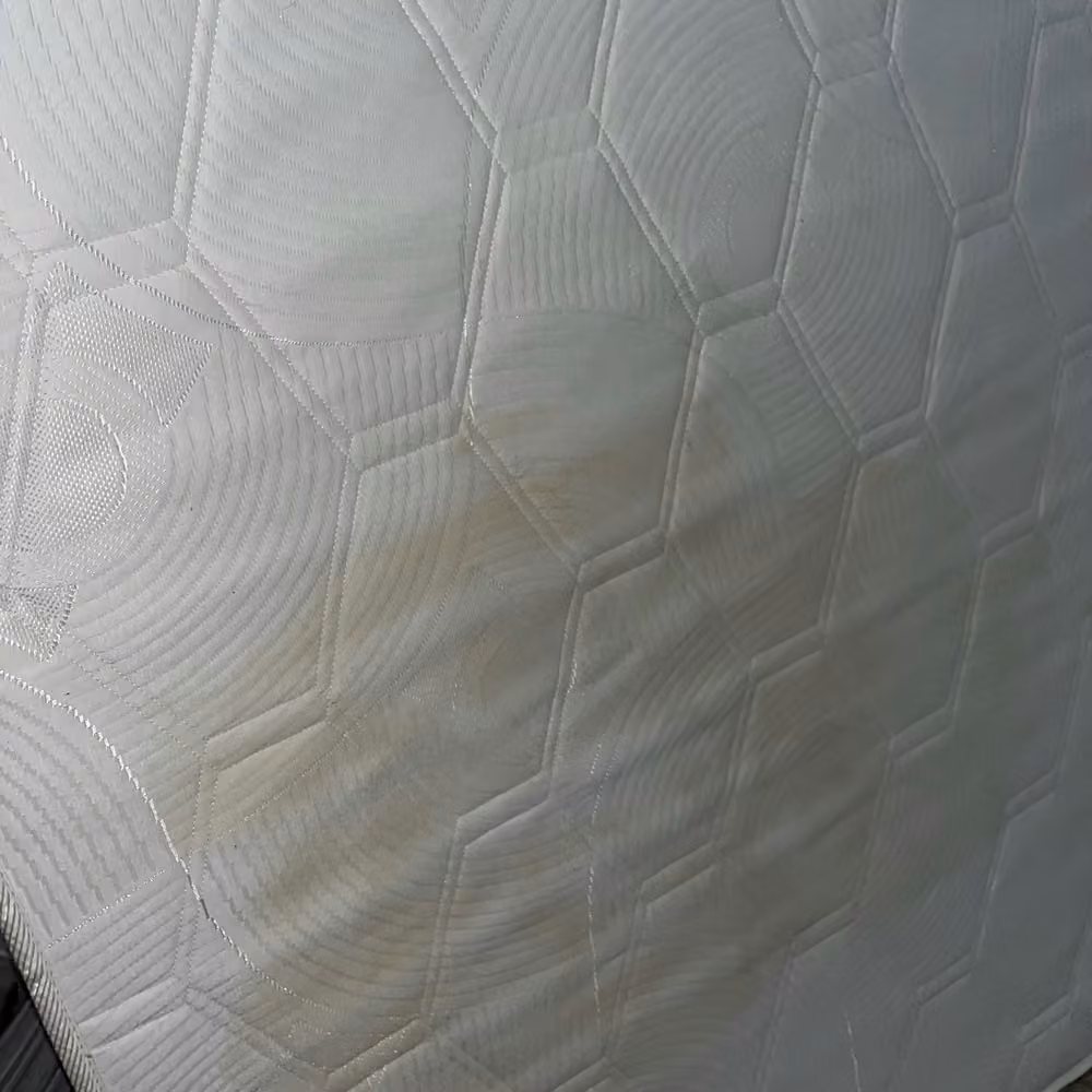 Matelas à motifs géométriques avant nettoyage
