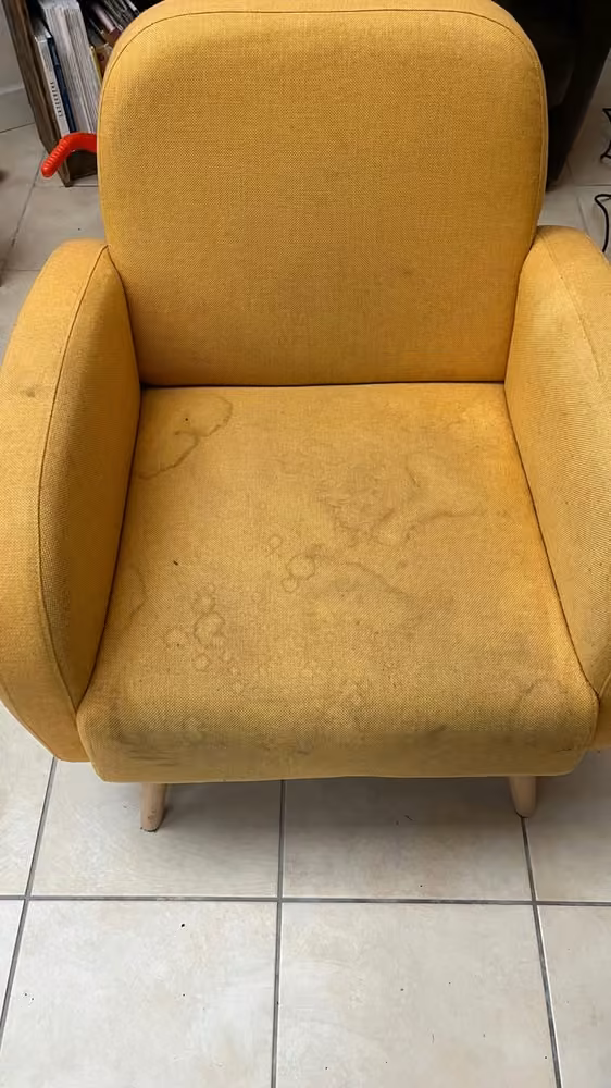 Fauteuil jaune · assise et dossier avant nettoyage
