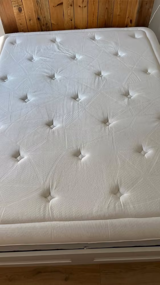Matelas capitonné · surface supérieure après nettoyage