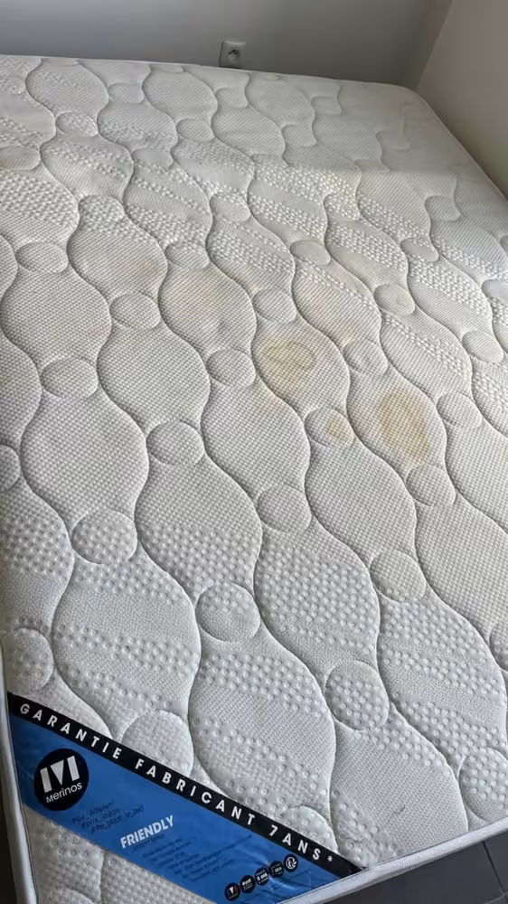 Matelas double · enveloppe matelassée avant nettoyage