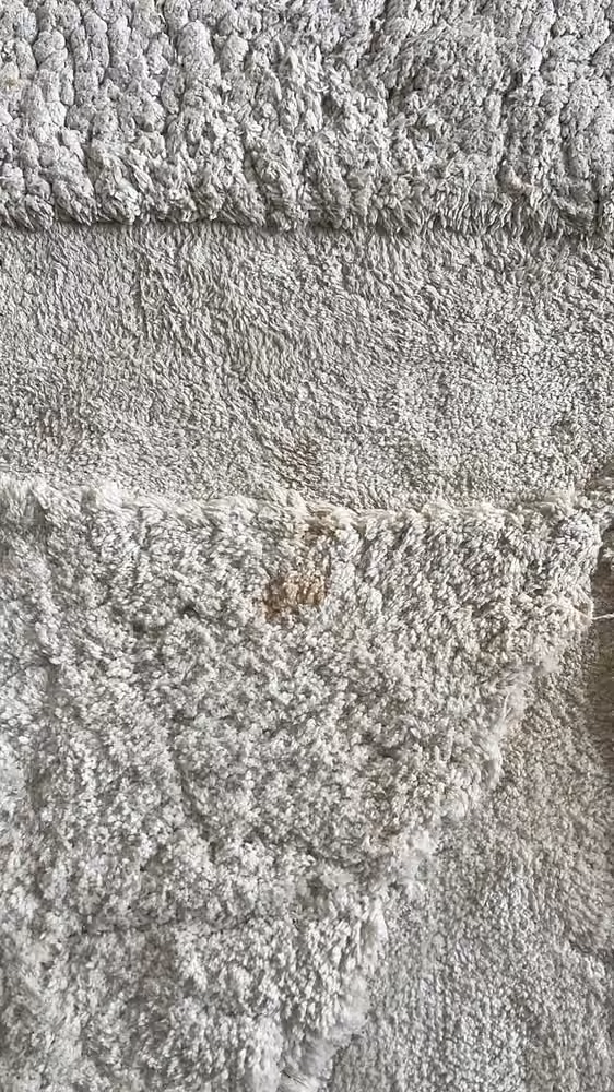 Tapis à reliefs · détail des fibres avant nettoyage