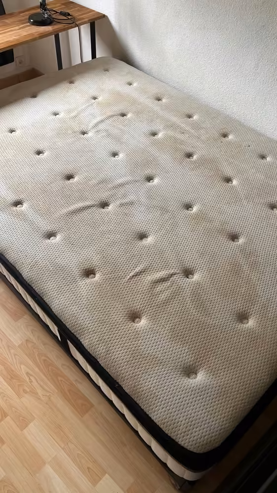 Matelas capitonné · traces du quotidien avant nettoyage