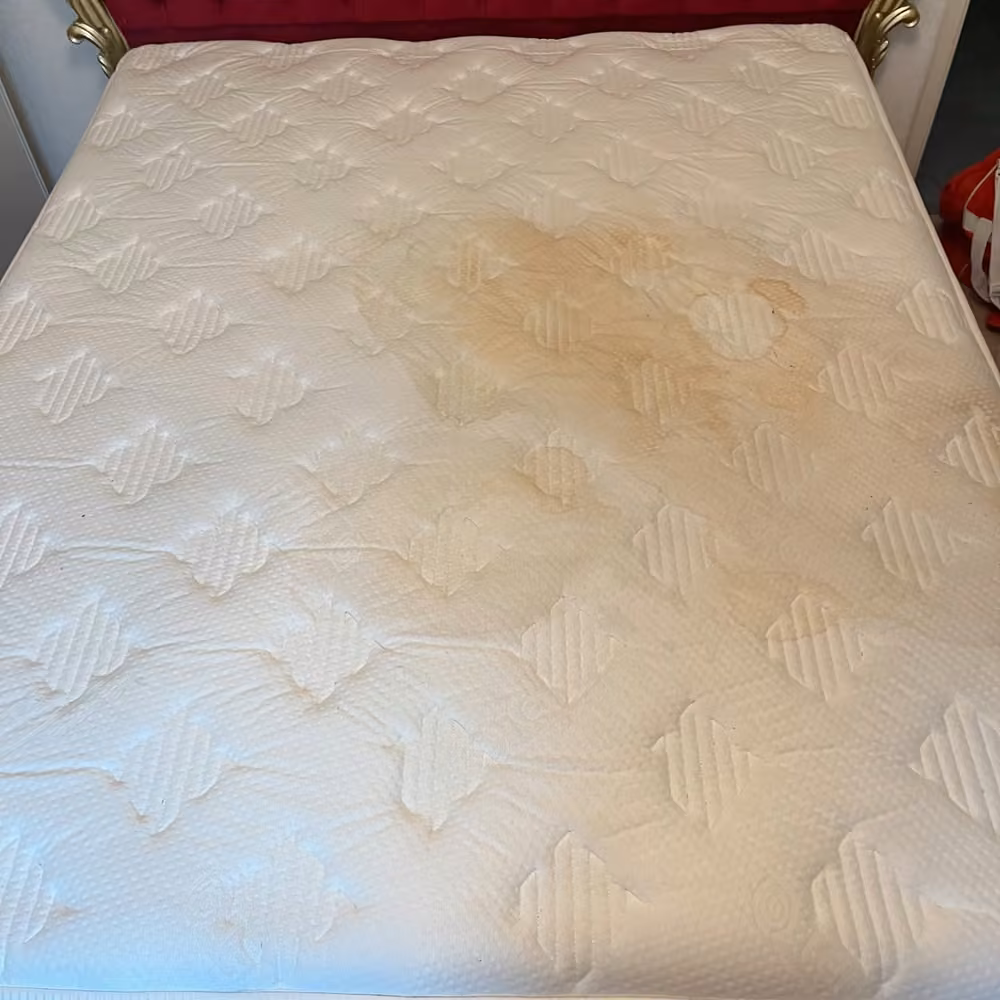 Matelas double · grande auréole avant nettoyage