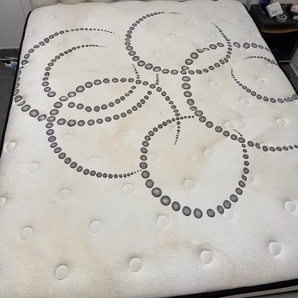 Matelas à motifs · traces localisées avant nettoyage