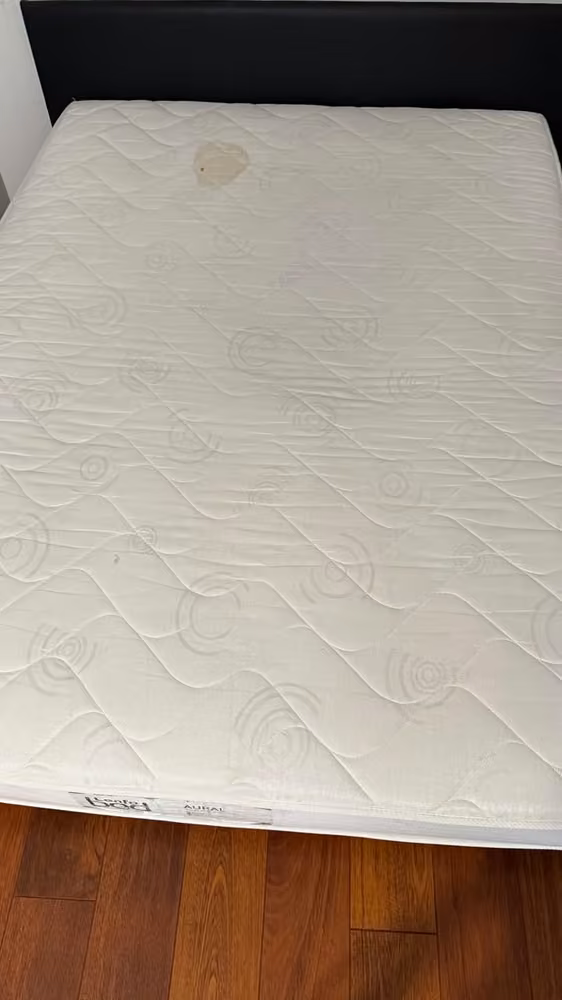 Matelas double · traces et auréoles avant nettoyage