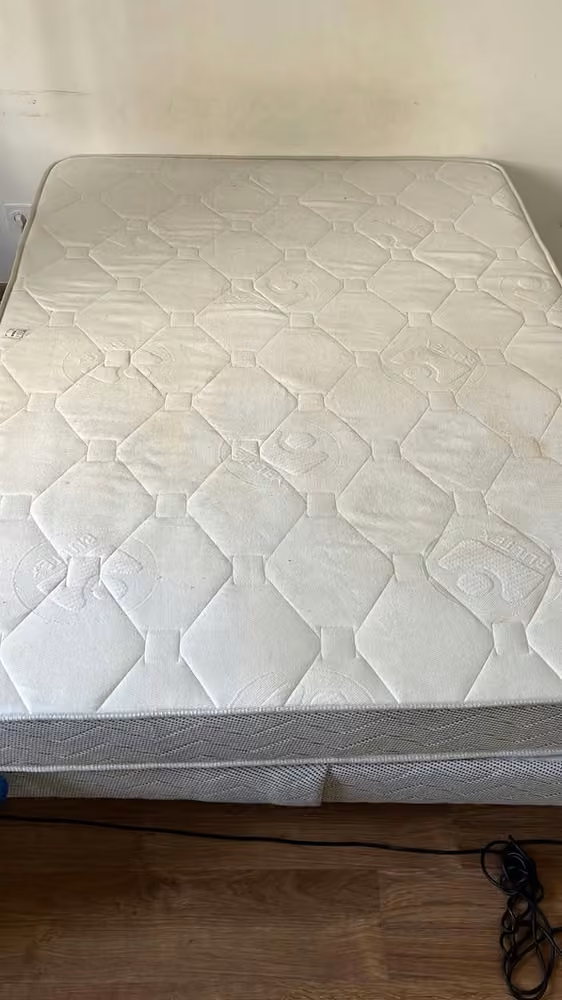 Matelas à losanges · taches localisées après nettoyage