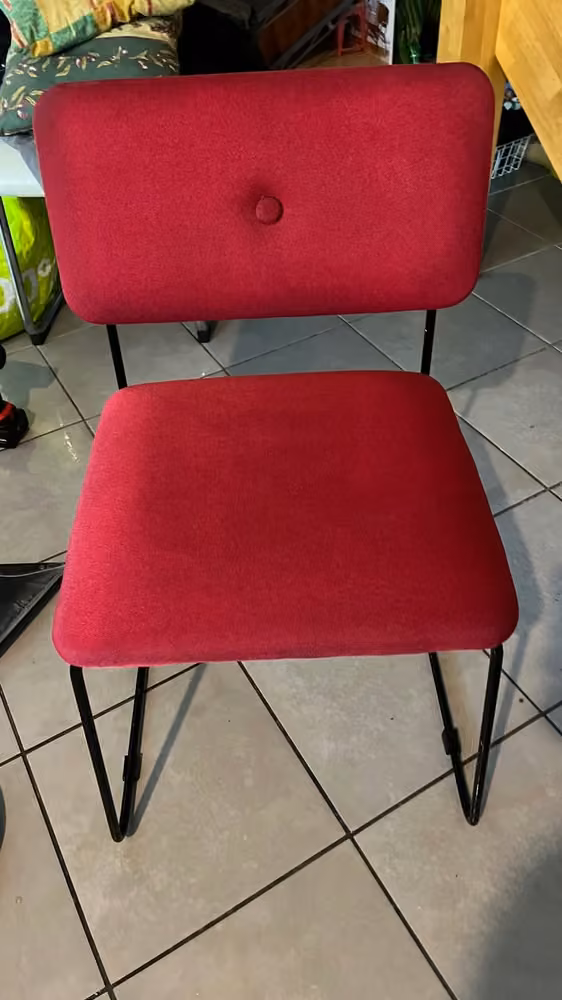 Chaise rouge en tissu · première assise après nettoyage