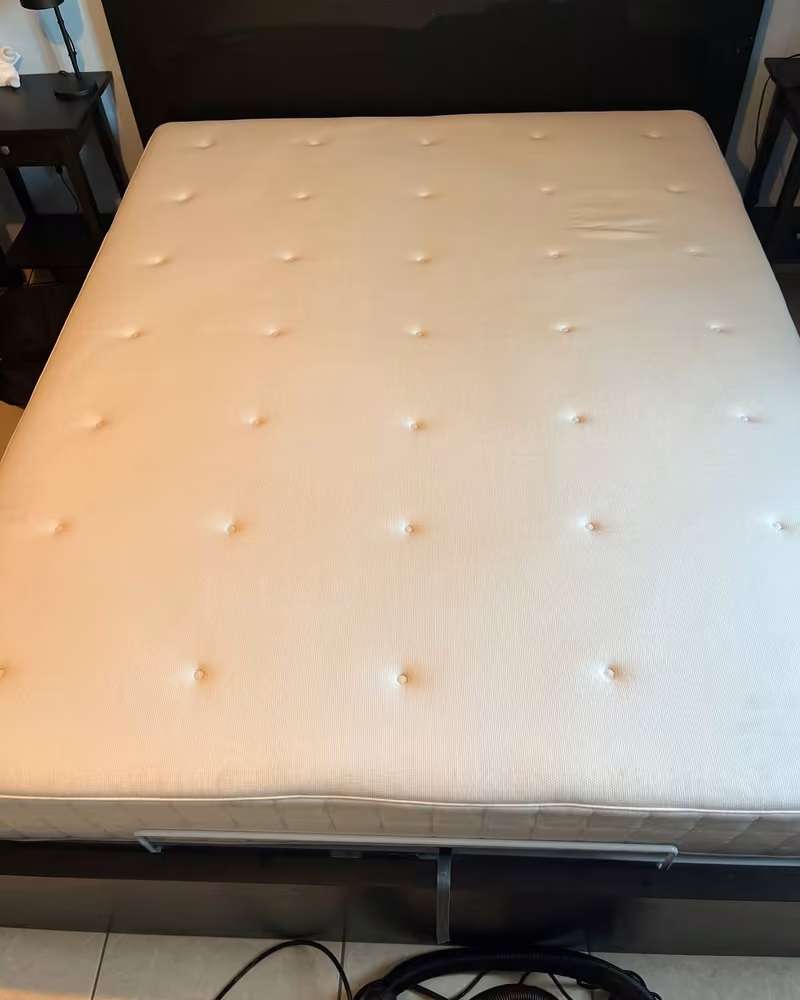 Matelas capitonné · vue d’ensemble après nettoyage