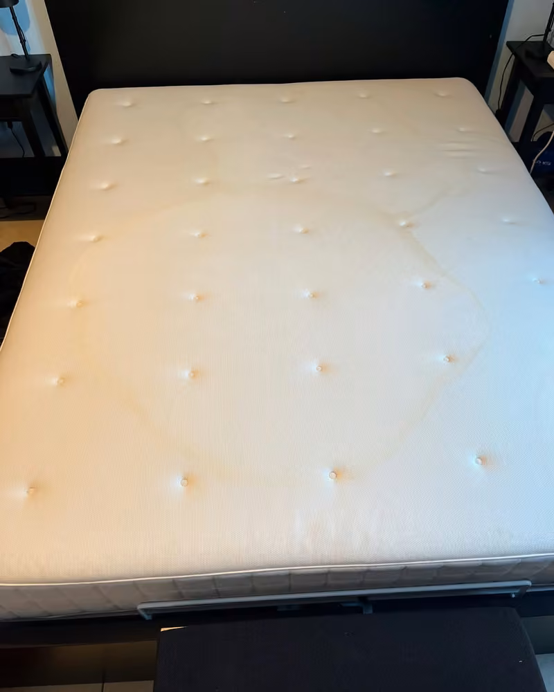 Matelas capitonné · vue d’ensemble avant nettoyage