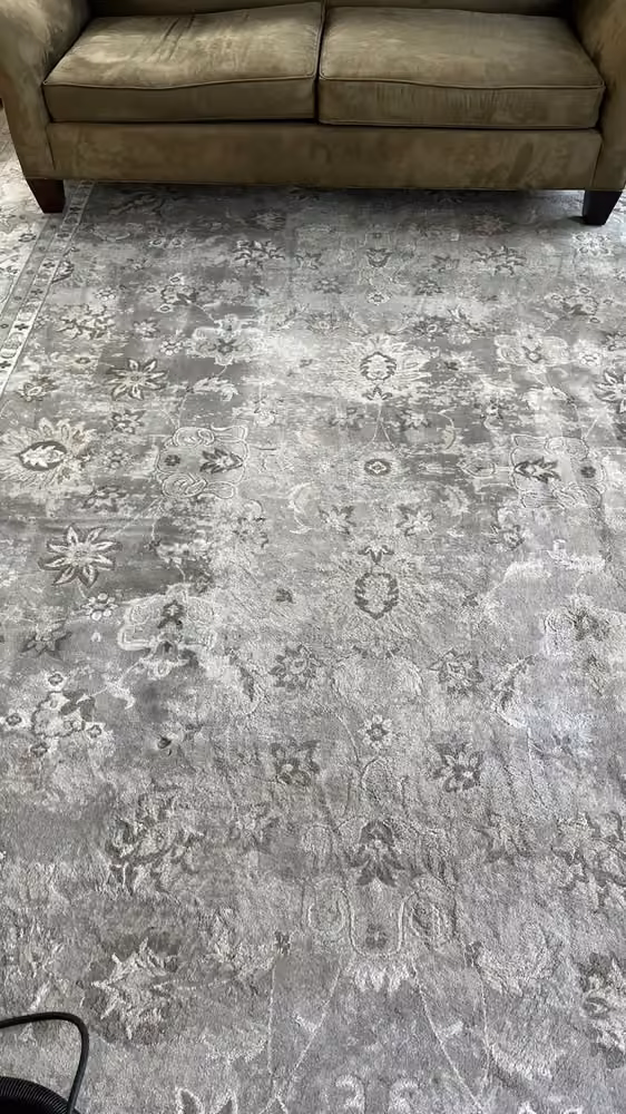 Tapis de salon à motifs après nettoyage