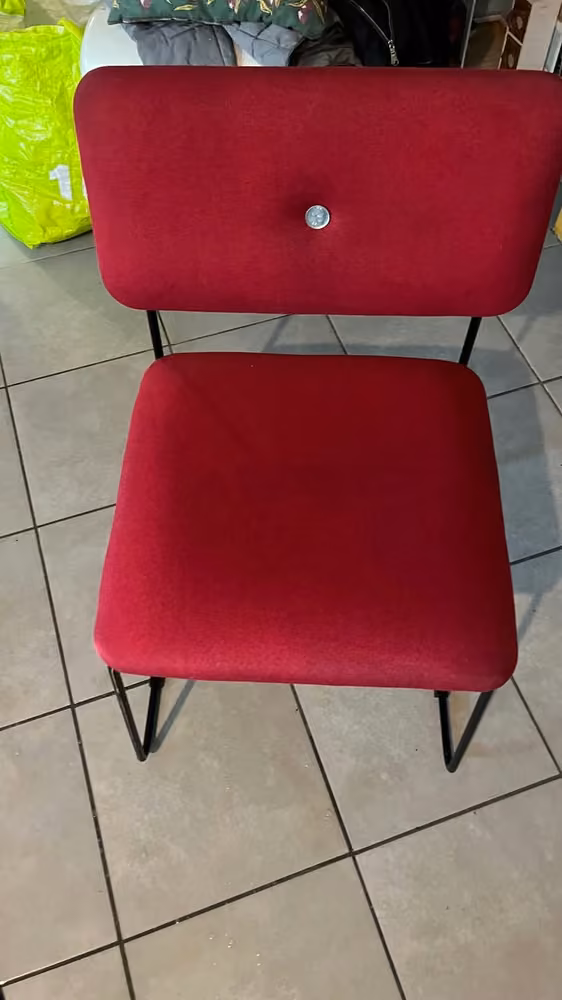 Chaise rouge en tissu · seconde assise après nettoyage