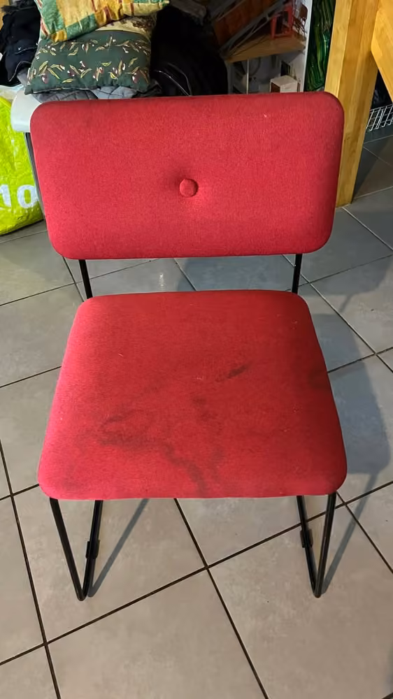 Chaise rouge en tissu · première assise avant nettoyage