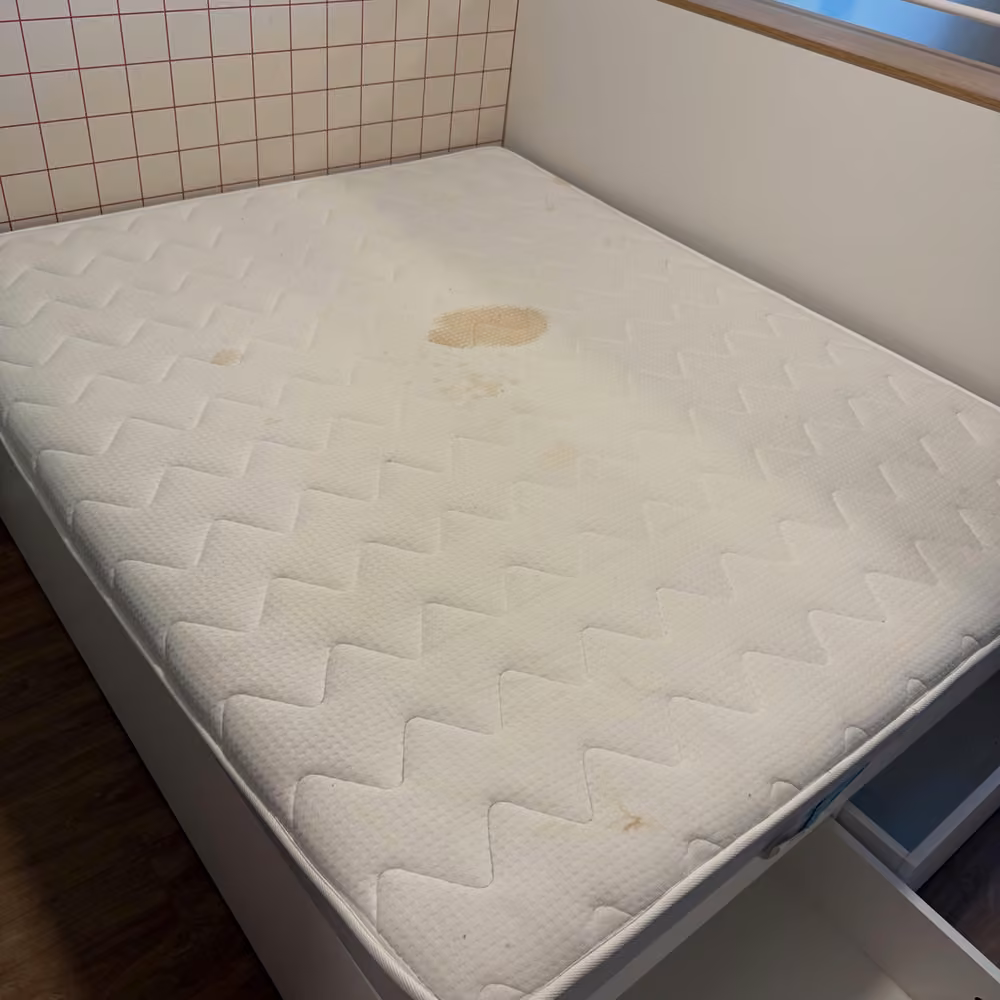 Matelas clair · tache au centre avant nettoyage