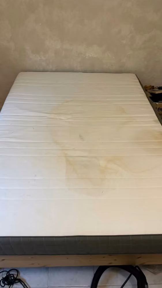 Matelas strié · auréoles visibles avant nettoyage