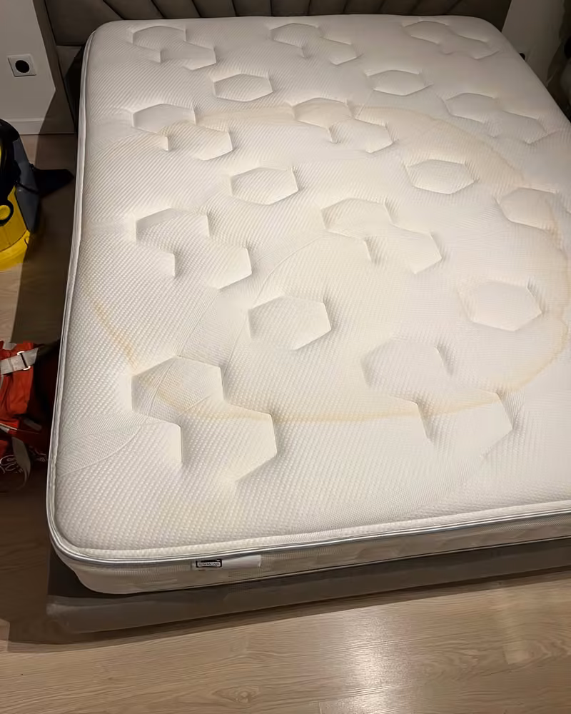 Matelas à reliefs hexagonaux avant nettoyage