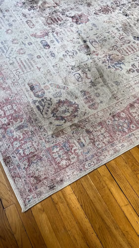Tapis à motifs roses avant nettoyage
