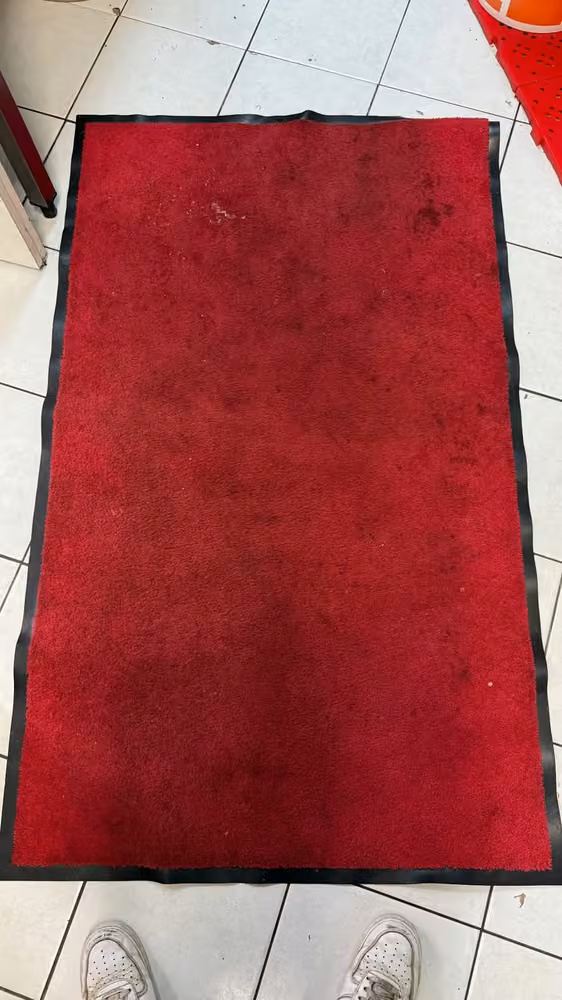 Tapis rouge · remise au propre avant nettoyage