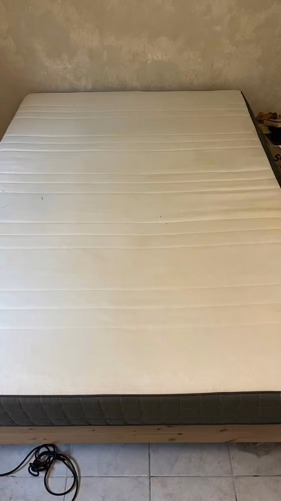Matelas strié · auréoles visibles après nettoyage