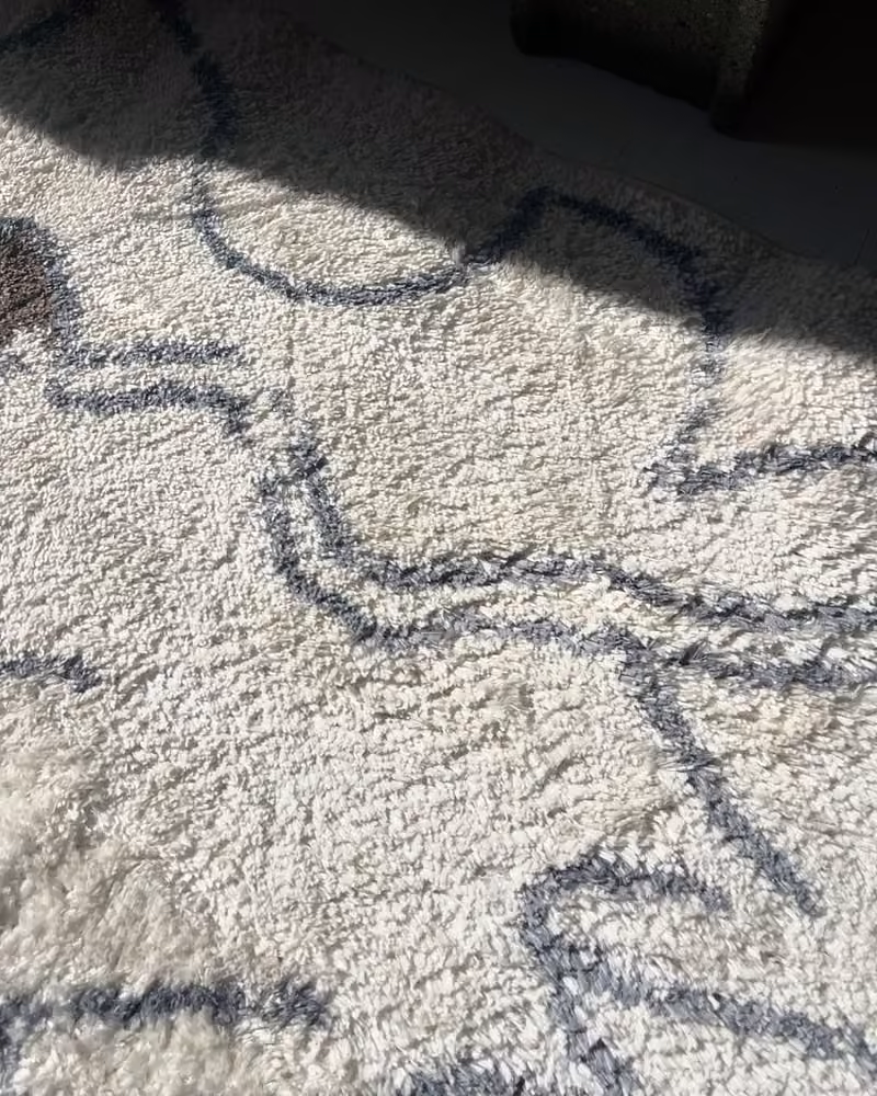 Tapis clair à lignes graphiques après nettoyage