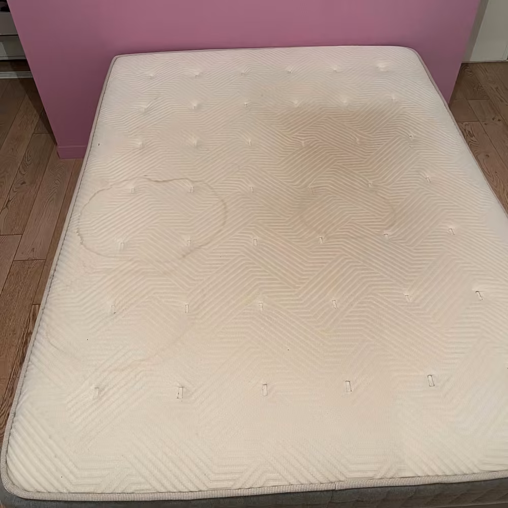 Matelas capitonné · auréoles avant nettoyage