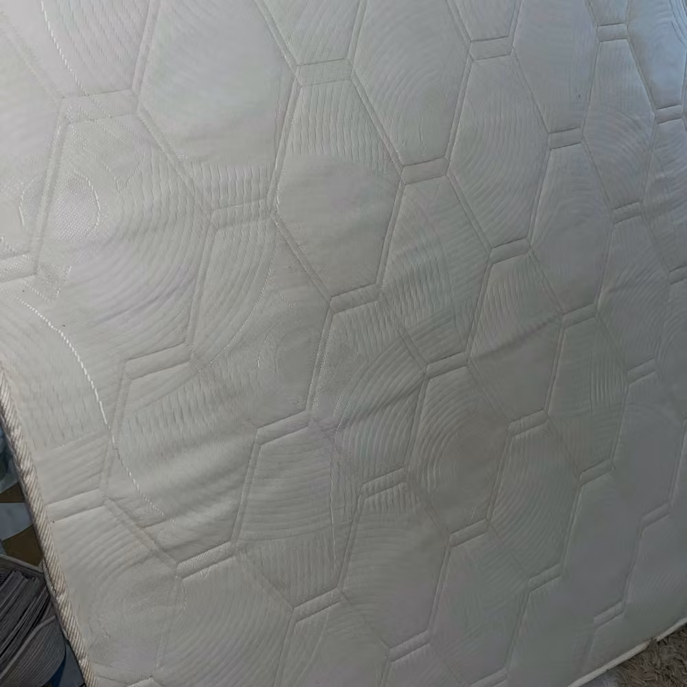 Matelas à motifs géométriques après nettoyage