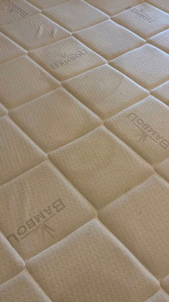 Matelas à carreaux · détail du tissu avant nettoyage