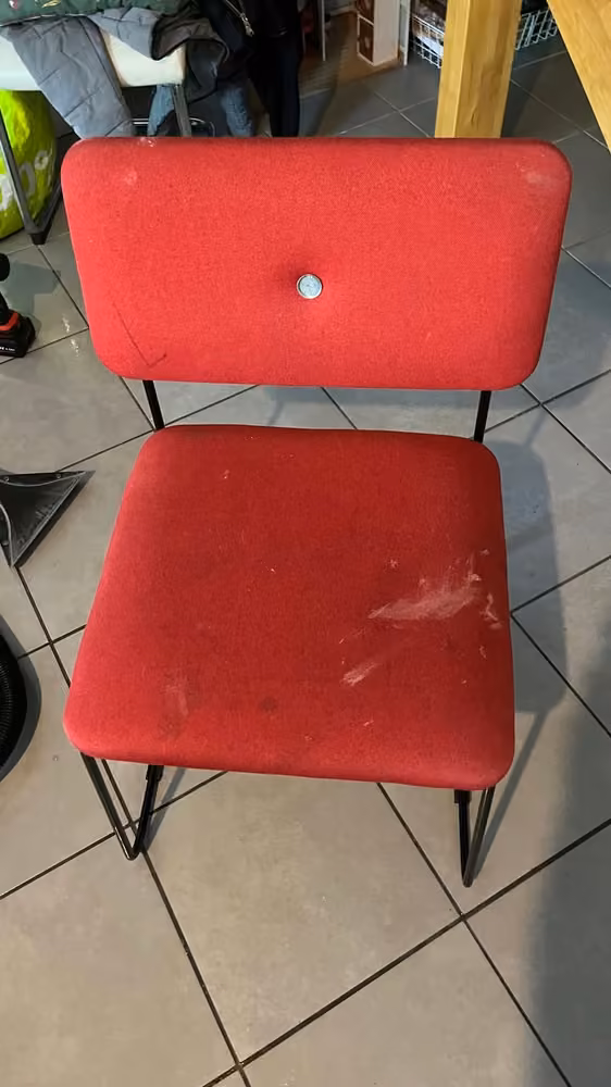 Chaise rouge en tissu · seconde assise avant nettoyage