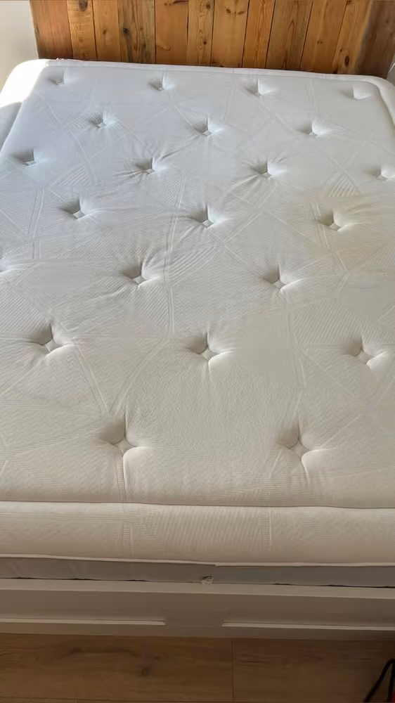 Matelas capitonné · surface supérieure avant nettoyage