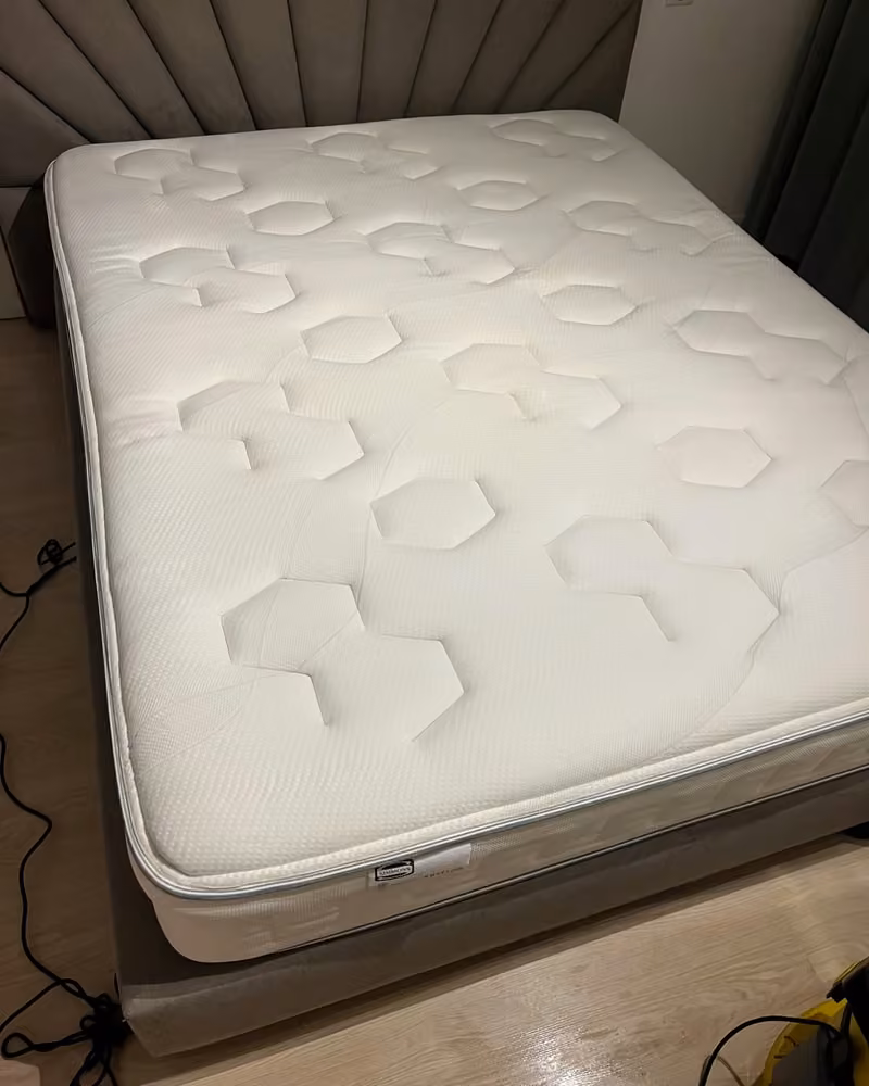 Matelas à reliefs hexagonaux après nettoyage